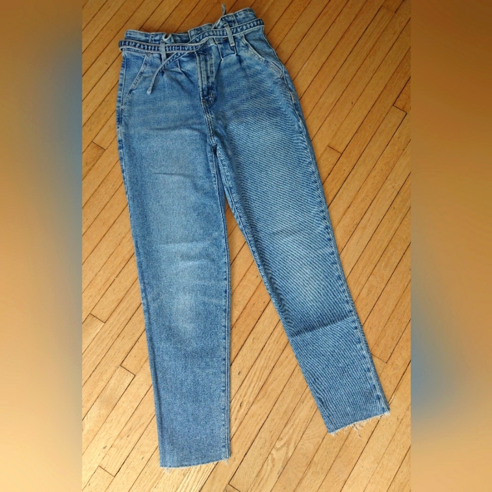 HOLLISTER Ultra High-Rise Mom Jeans Vintage Stretch Size 3 Reg Raw Hem Ankle